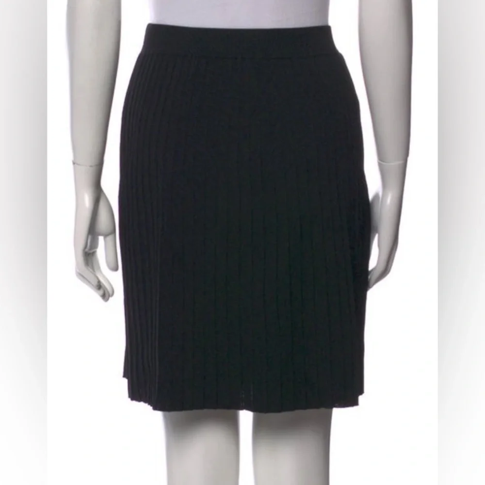St. John Basics Black Pleated A-Line Skirt Size 6 Luxe Knit Classic Preppy